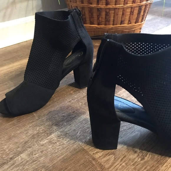 Great transitional black bootie for fall - Picture 3 of 3